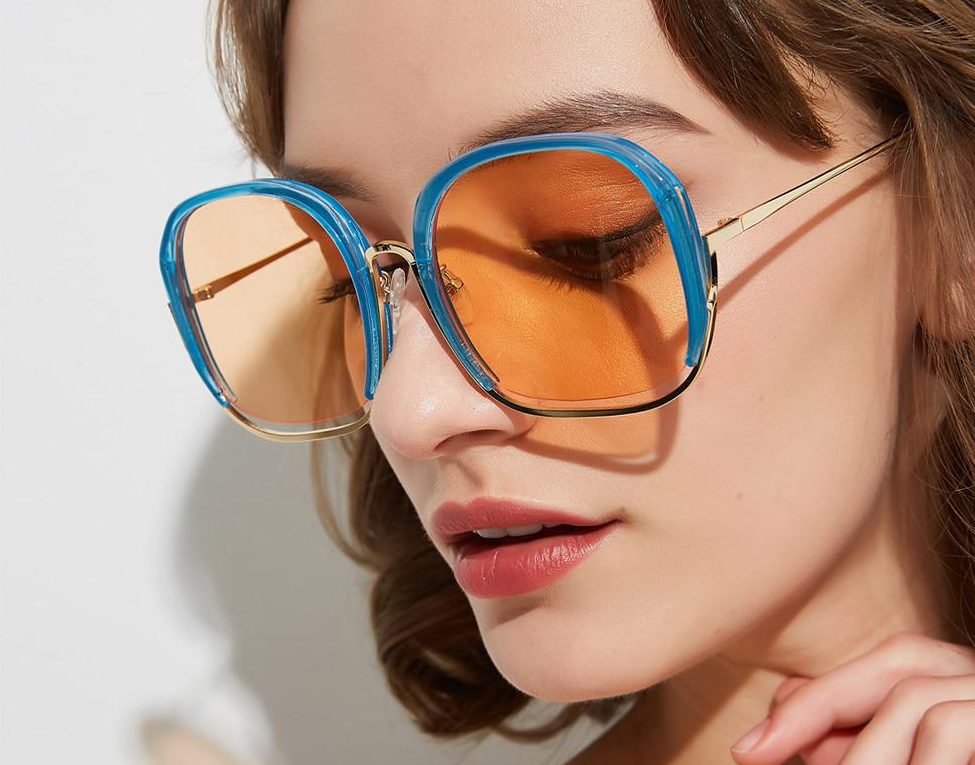 Солнцезащитные очки с цветной оправой