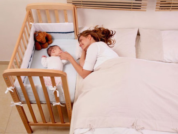 Чтобы переложить младенца, который уснул на руках, нужна теплая постель