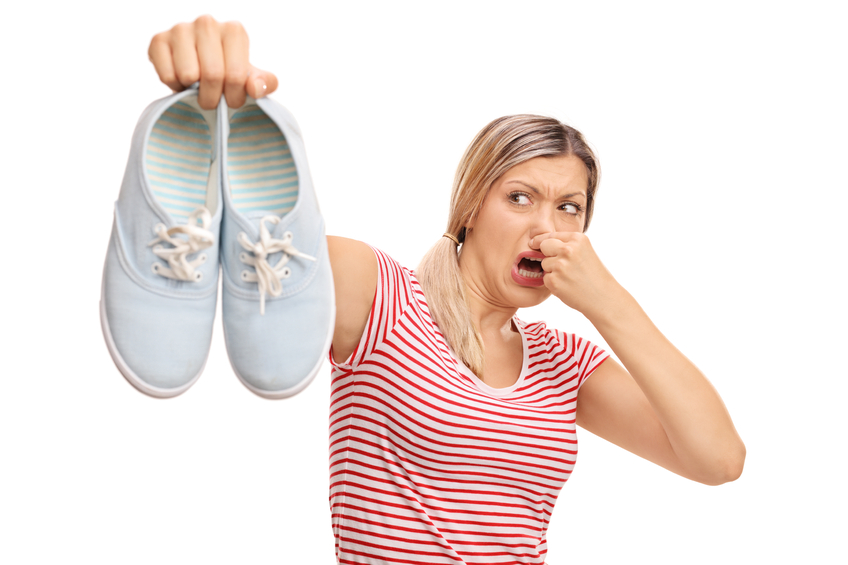 Чтобы понять, как убрать запах из обуви, нужно определиться с причиной его появления