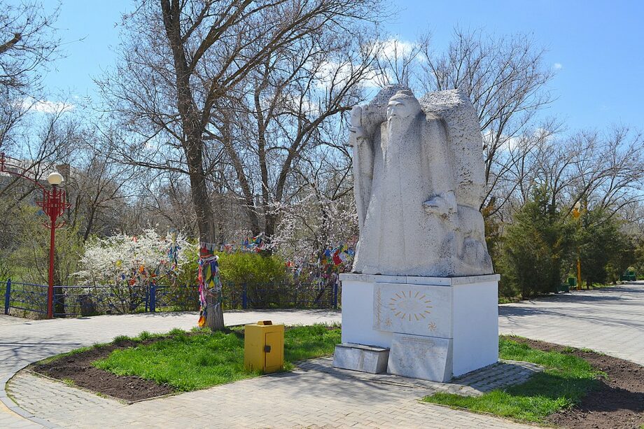 Памятник Белому старцу