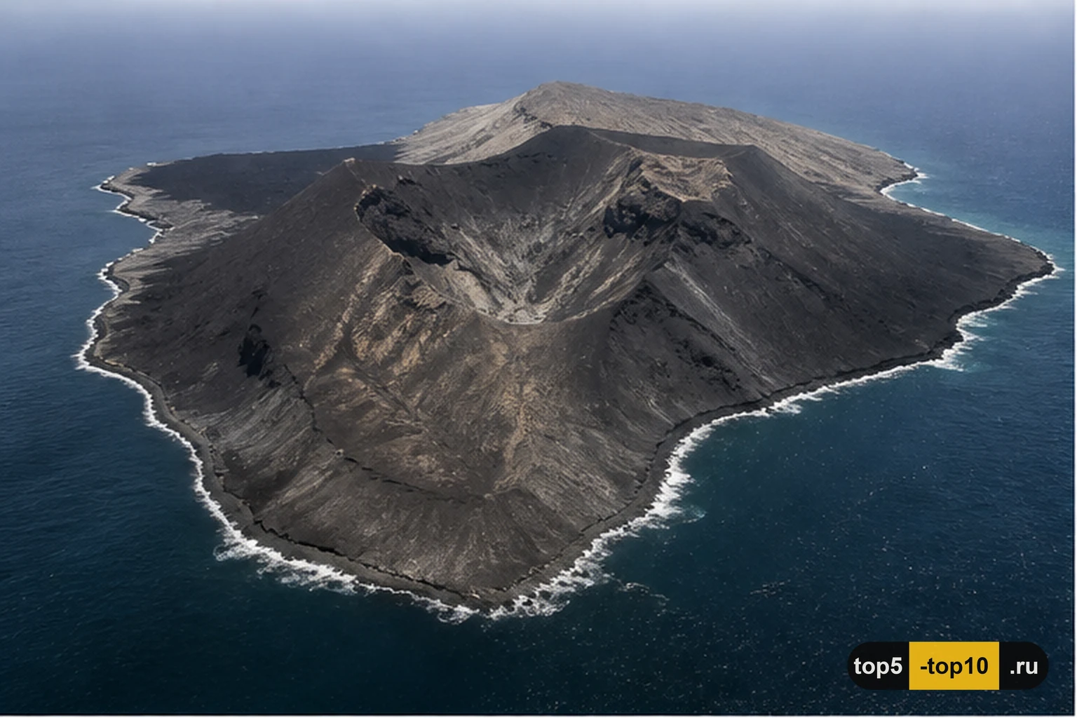 Тёмный остров Джадид в Красном море после подводного извержения