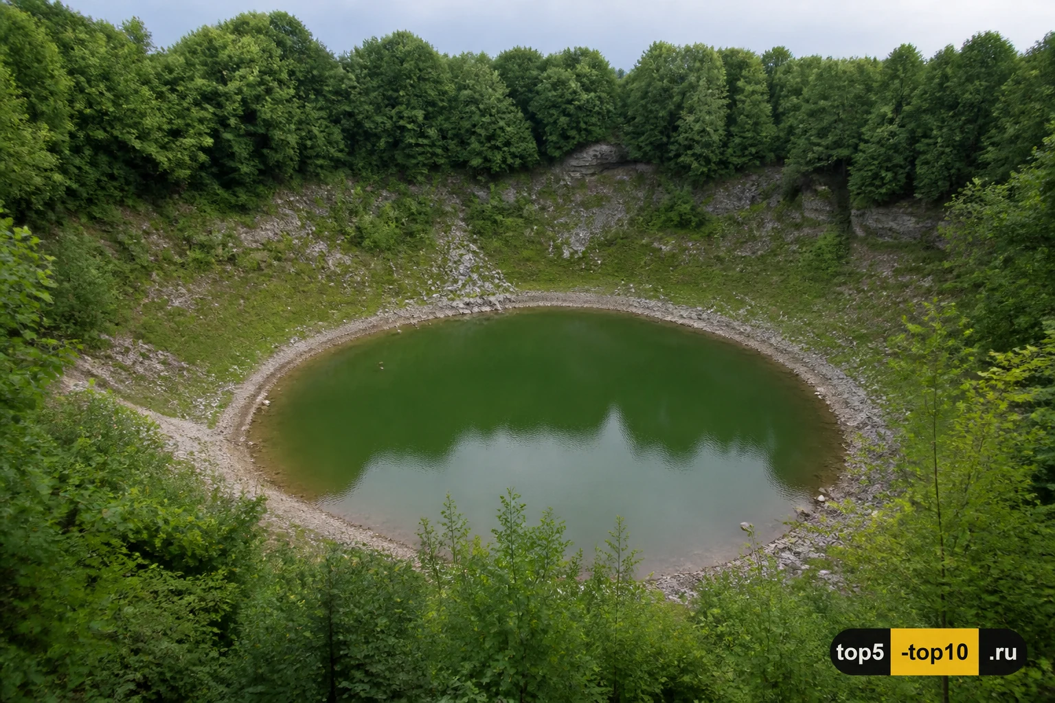 Круглое озеро Каали в лесном метеоритном кратере