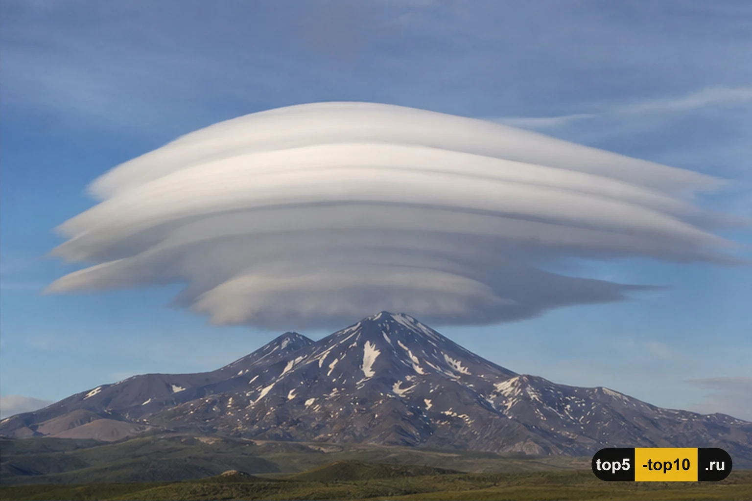Линзовидное облако lenticularis над горным хребтом