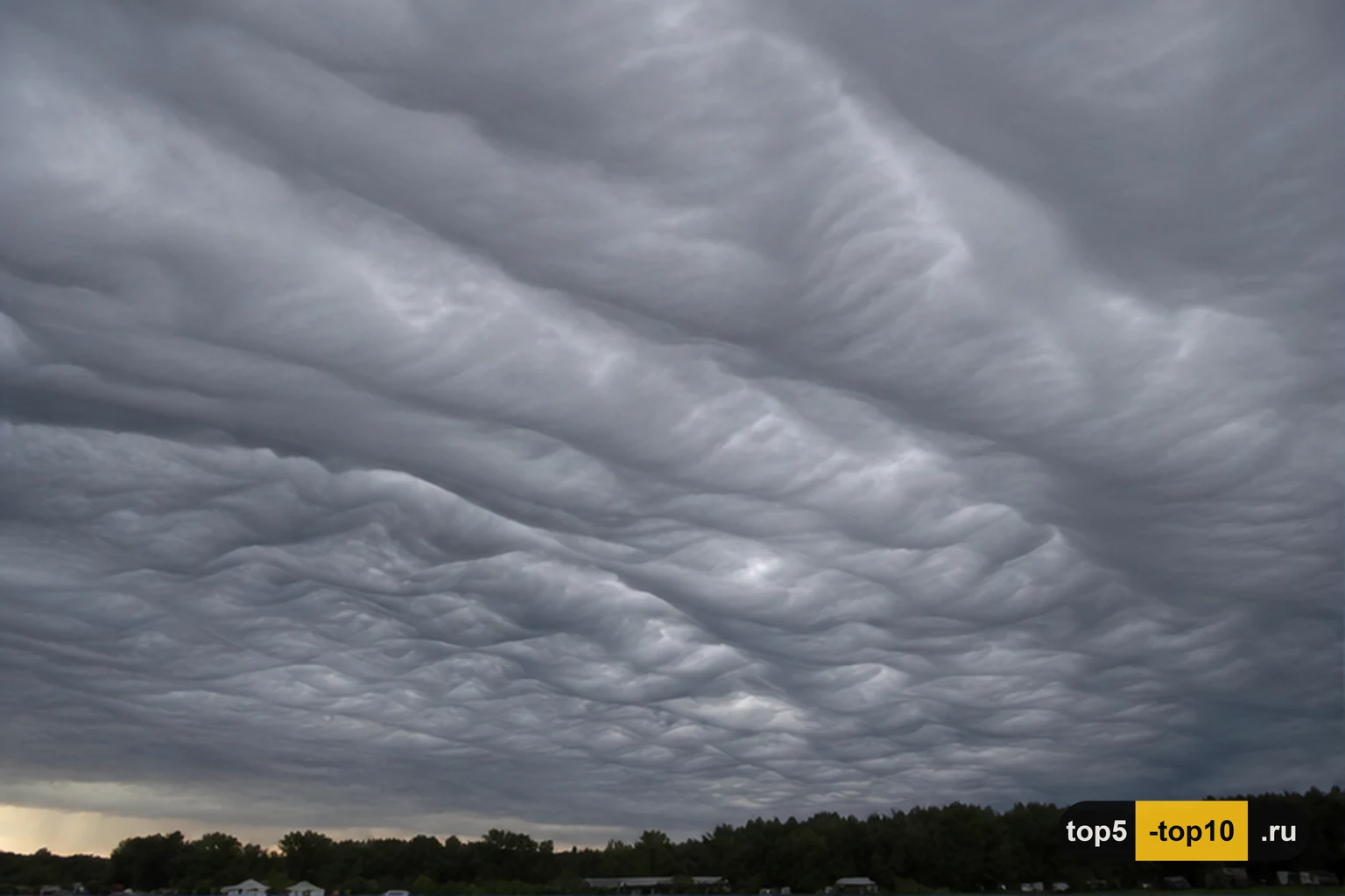 Низкие облака asperitas с тревожной волнистой нижней поверхностью