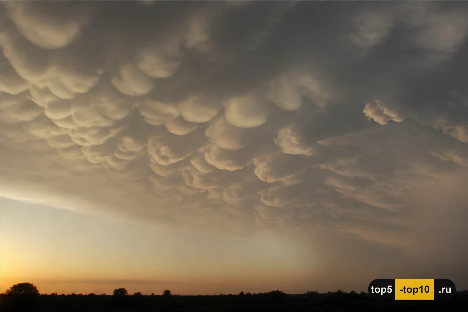 Мешковидные облака mammatus под тёмной грозовой наковальней