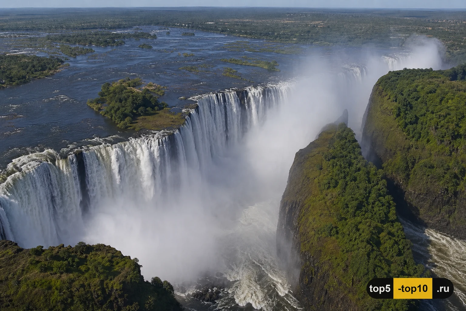 Длинная водяная завеса водопада Виктория