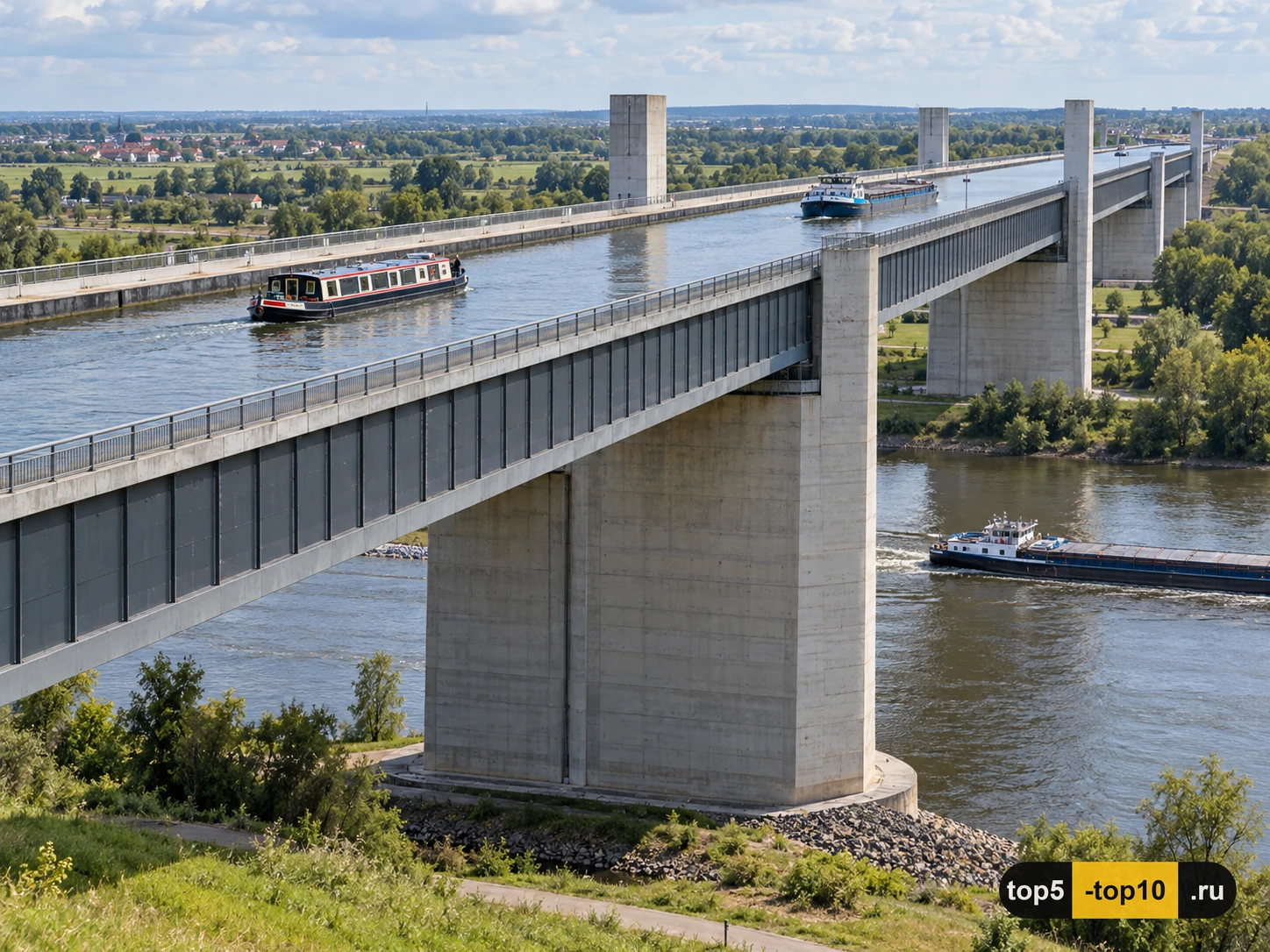 Грузовое судно проходит по водному мосту Магдебурга над рекой Эльбой