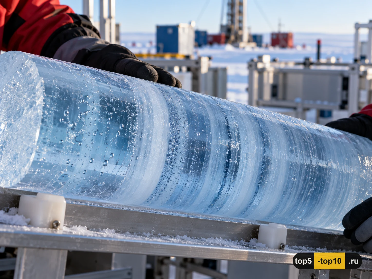Прозрачный ледяной керн EPICA Dome C с пузырьками древнего воздуха