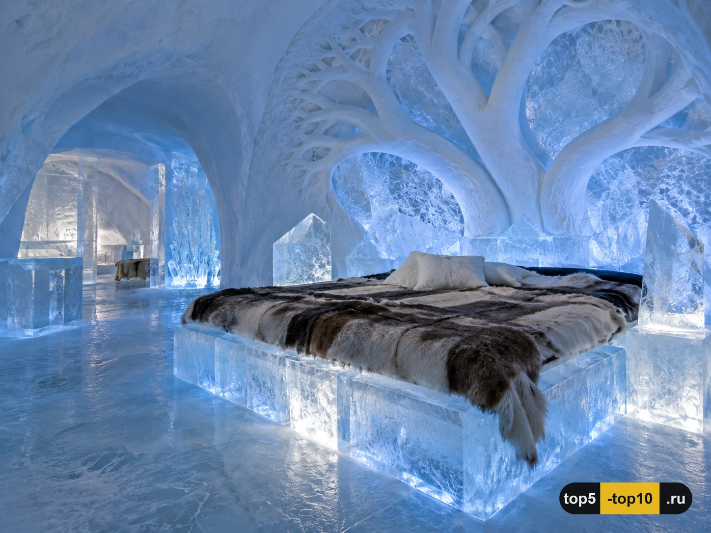 Ледяная художественная спальня ICEHOTEL с резными стенами и ледяной мебелью