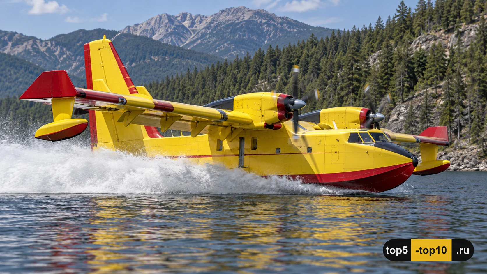 Амфибия CL-415 набирает воду, скользя по озеру