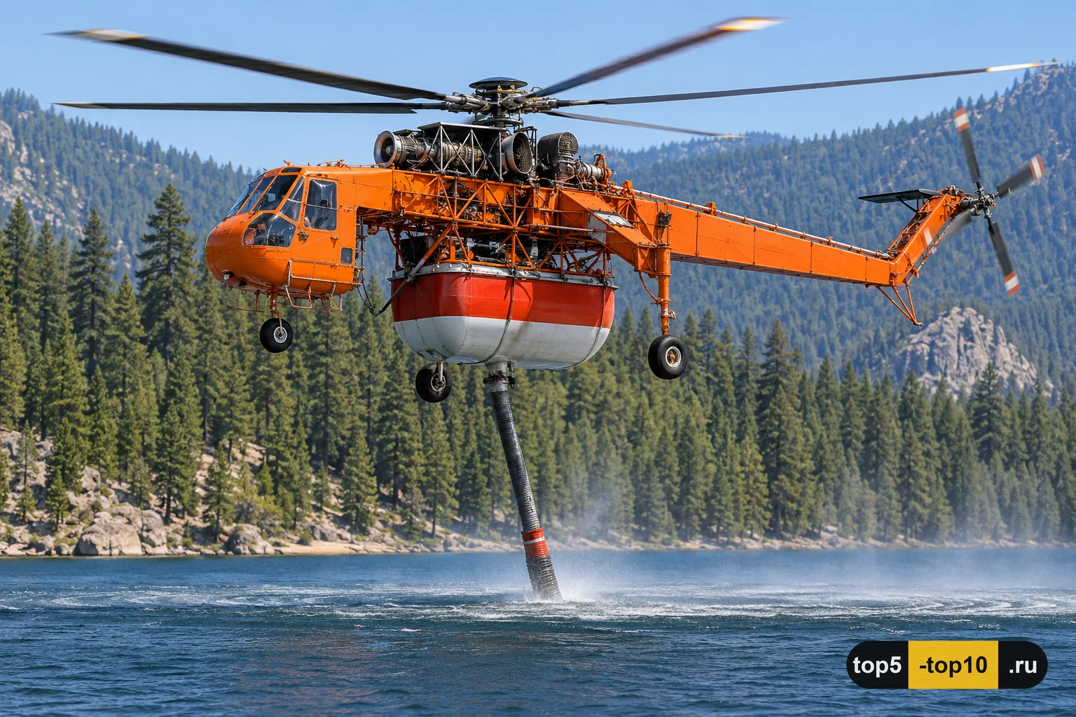 Тяжёлый вертолёт S-64 с пожарным баком над лесом