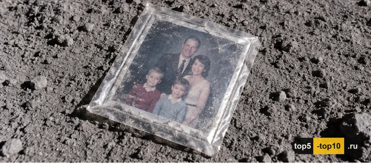 Семейная фотография, оставленная на лунной поверхности