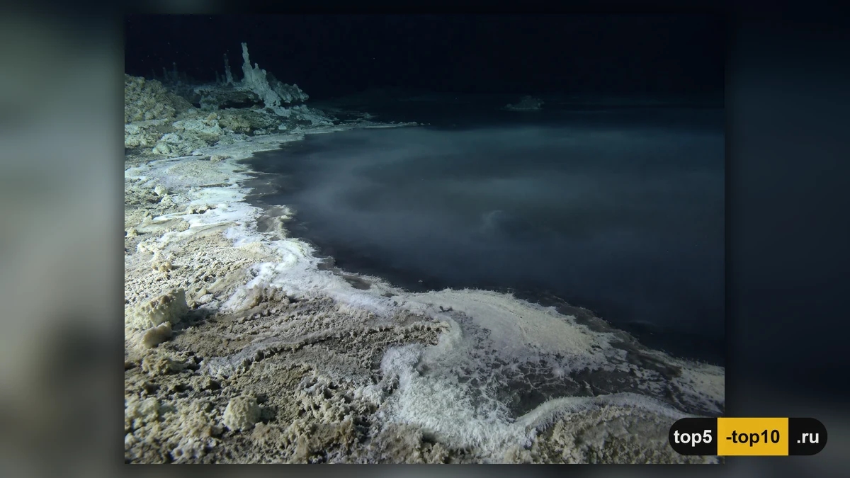 Кромка озера L’Atalante с плотным рассолом на дне Средиземного моря