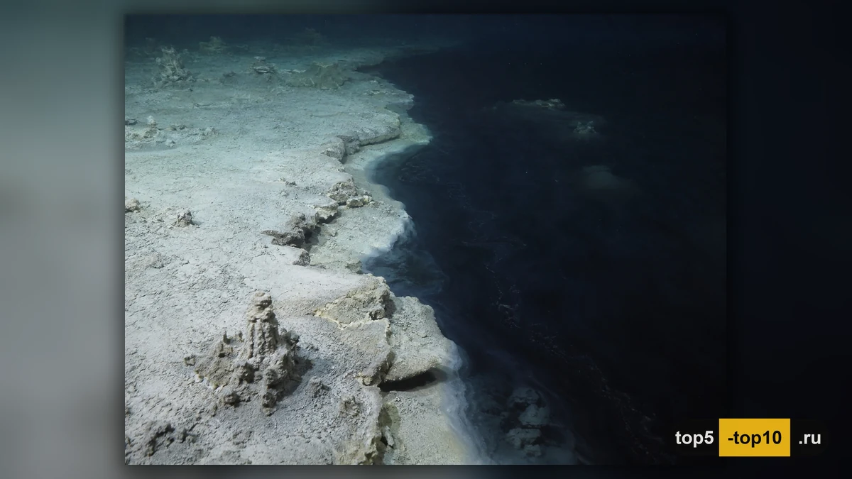 Подводная поверхность рассольного озера Urania Basin