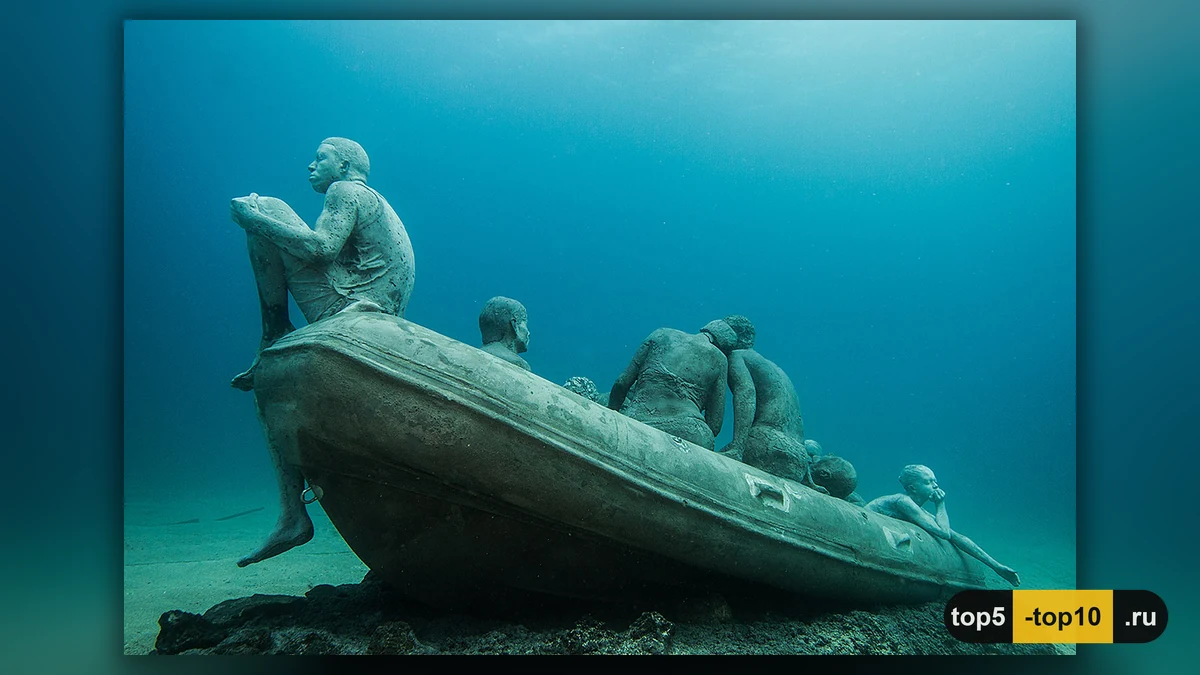 Подводная процессия скульптур в Museo Atlantico на Лансароте