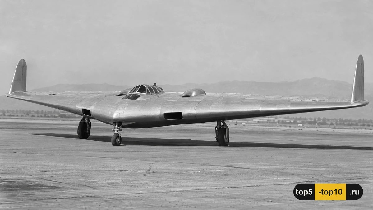 Экспериментальный самолёт Northrop N-1M на испытательном аэродроме