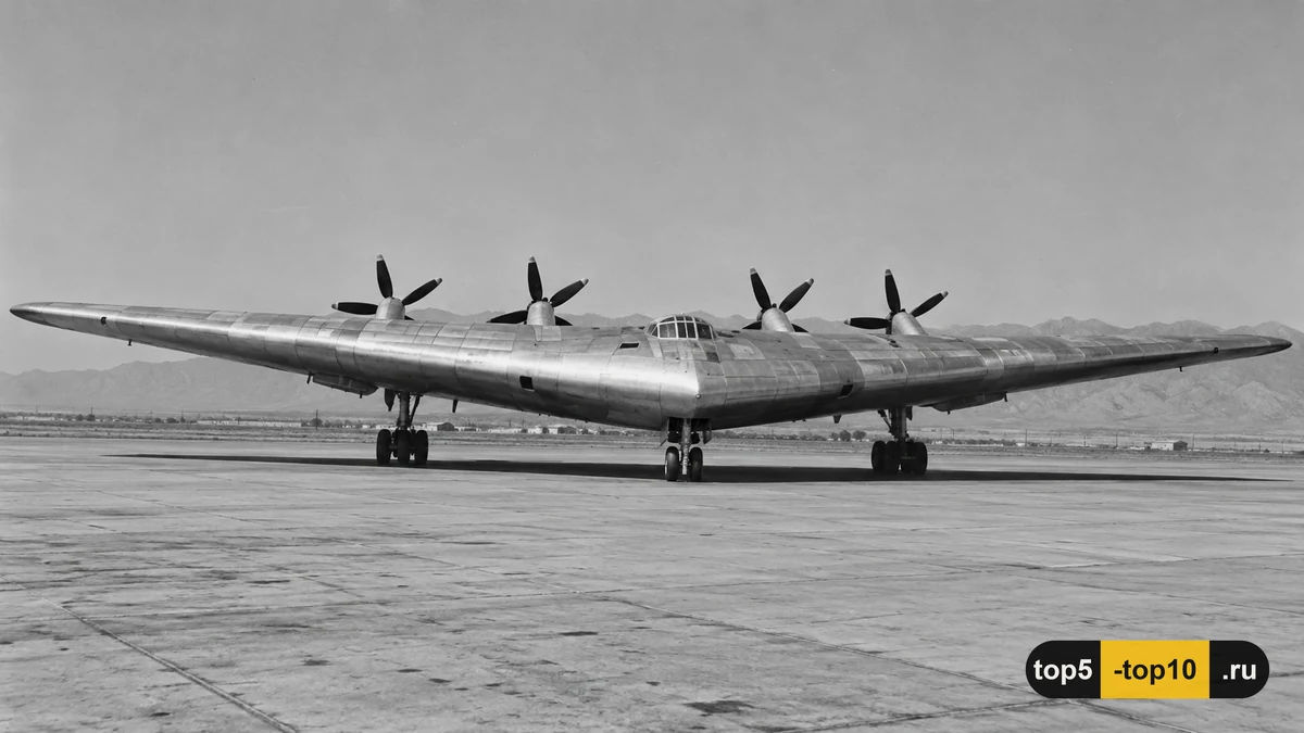 Четырёхмоторное летающее крыло Northrop XB-35 на аэродроме
