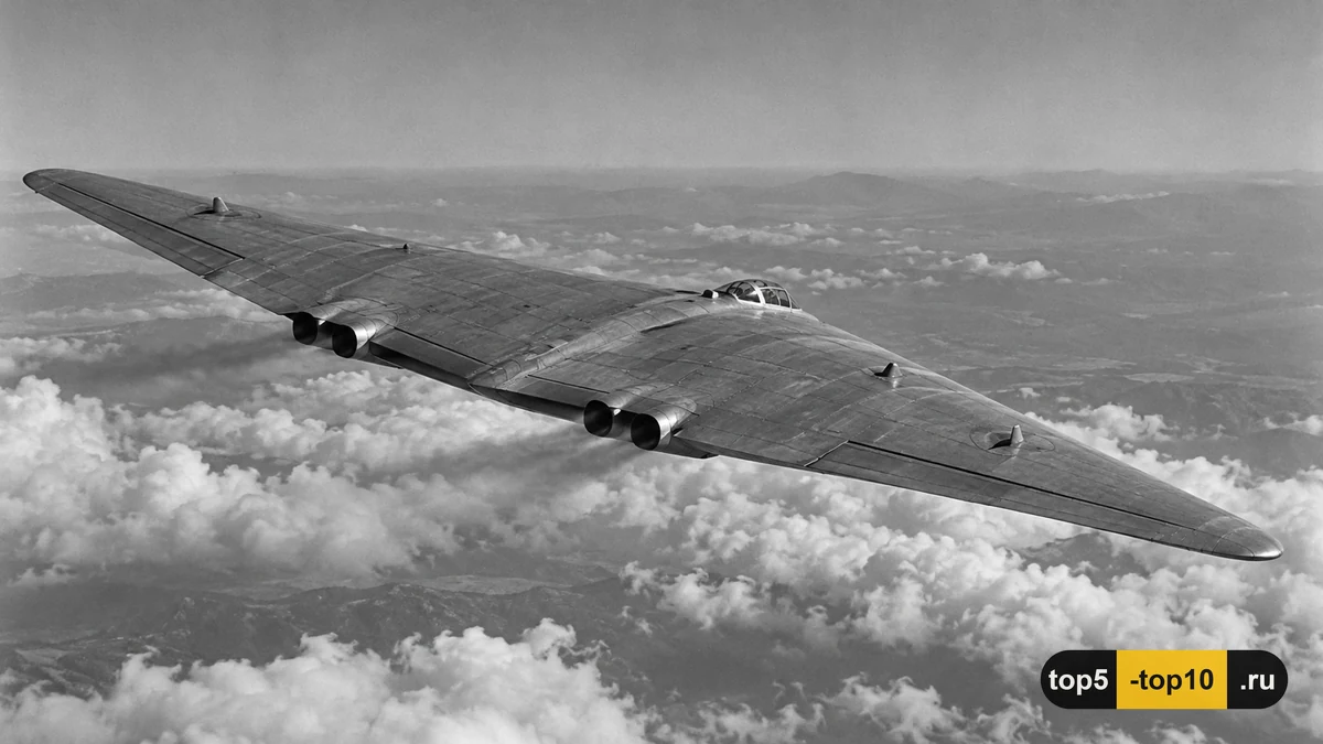 Реактивный бомбардировщик Northrop YB-49 летит над облаками
