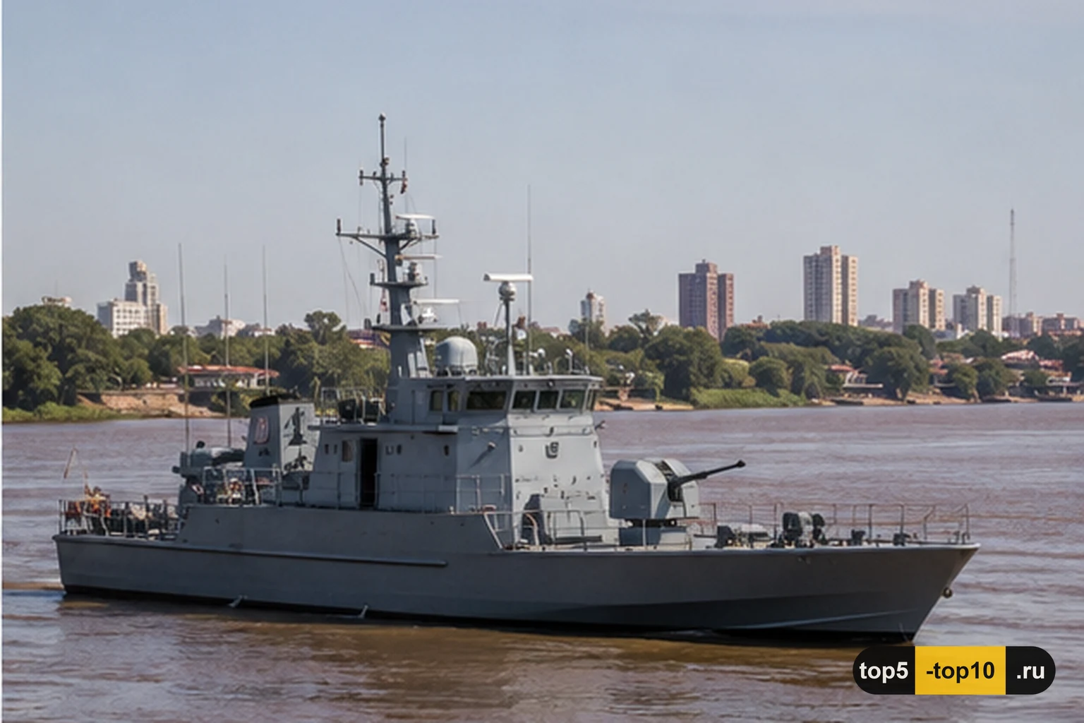 Парагвайский речной канонерский корабль на широкой реке у Асунсьона