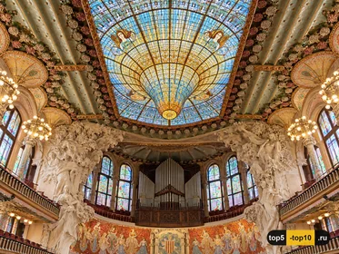 Перевёрнутый витражный купол в виде капли в концертном зале Palau de la Música Catalana